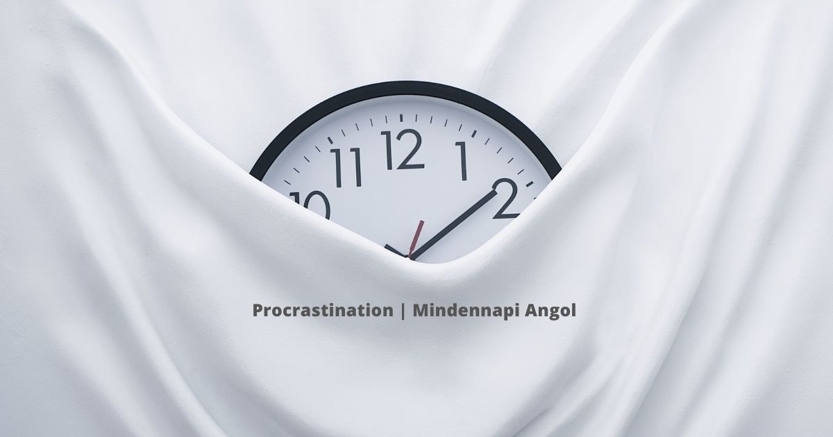 Mit jelent a 'procrastination' szó, és milyen más szavak tartoznak még a szócsaládjába? 